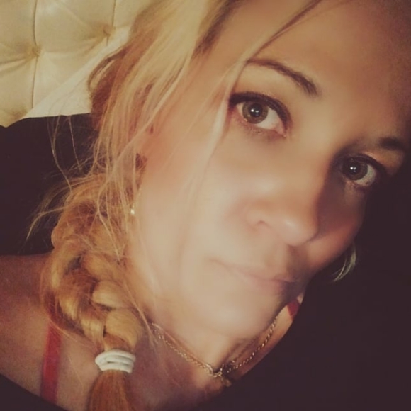 Meet your Posher, #luxlesley - Picture 1 of 3